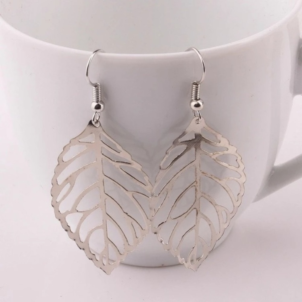 NEW!💙💎LIGHT🍃DELICATE SILVERY CUT OUT LEAVES💎💙 - Picture 7 of 8